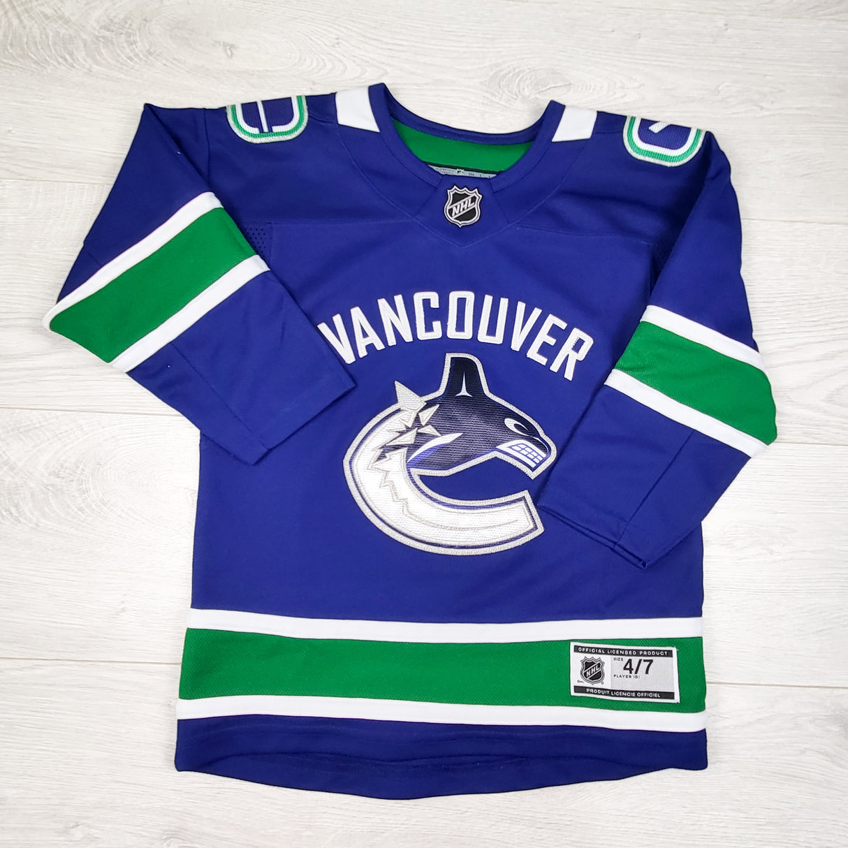 NHL Vancouver Canucks jersey shirt. Size 4-7 Years