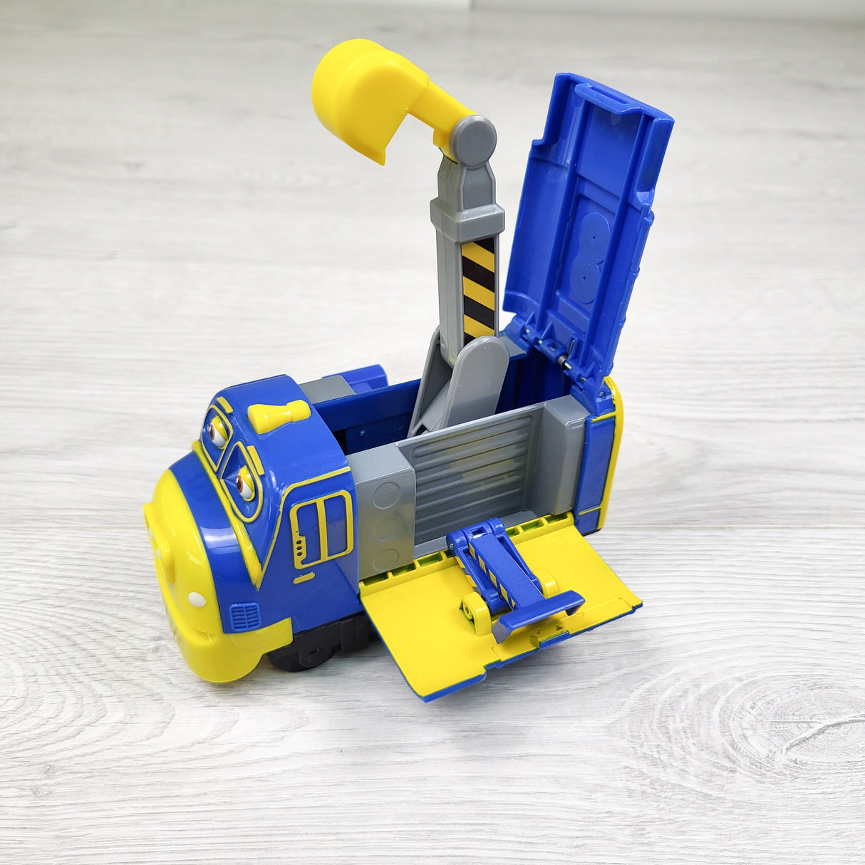 Chuggington: Pop and Transform Brewster train toy