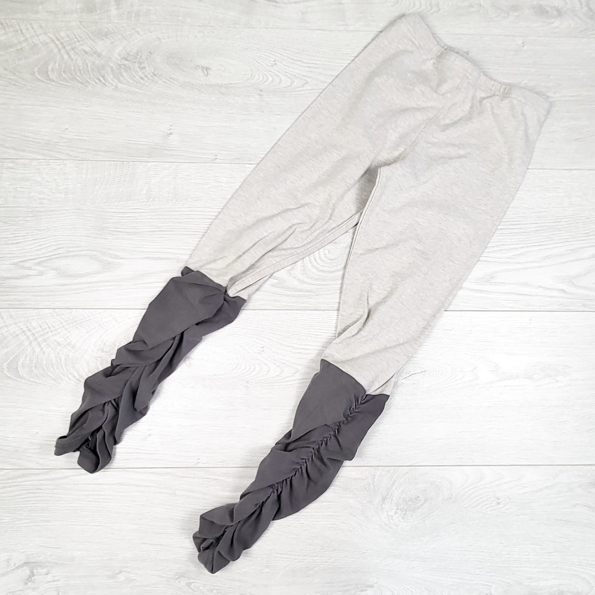 Peekaboo Beans two-tone grey ruched leggings. Size 8