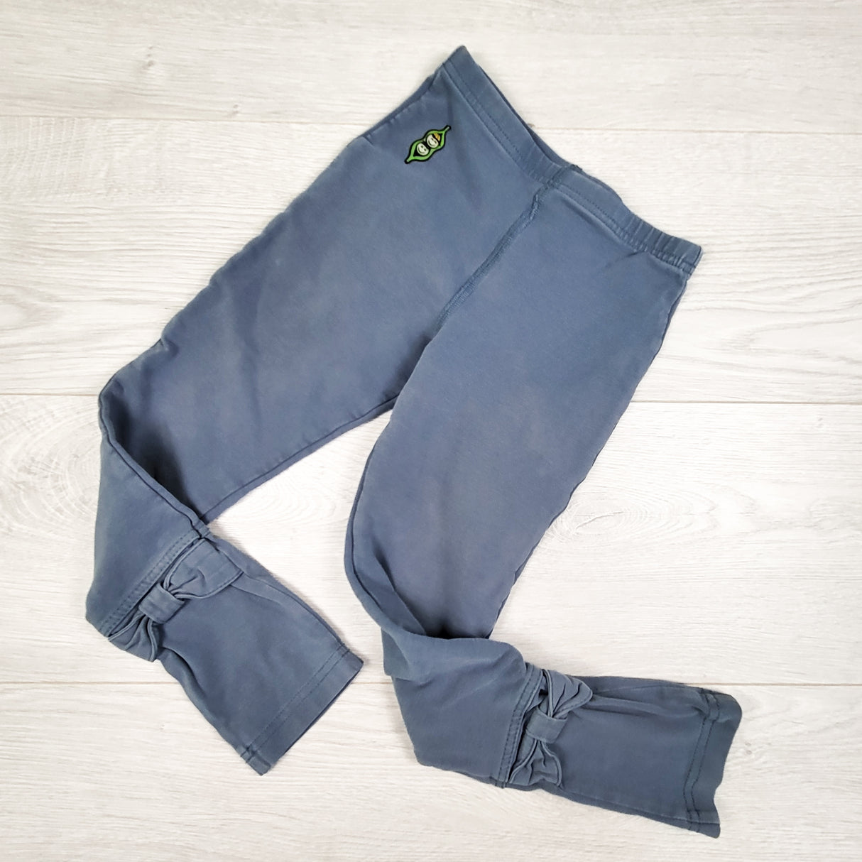 Peekaboo Beans storm blue leggings with ankles at bows. Size 6