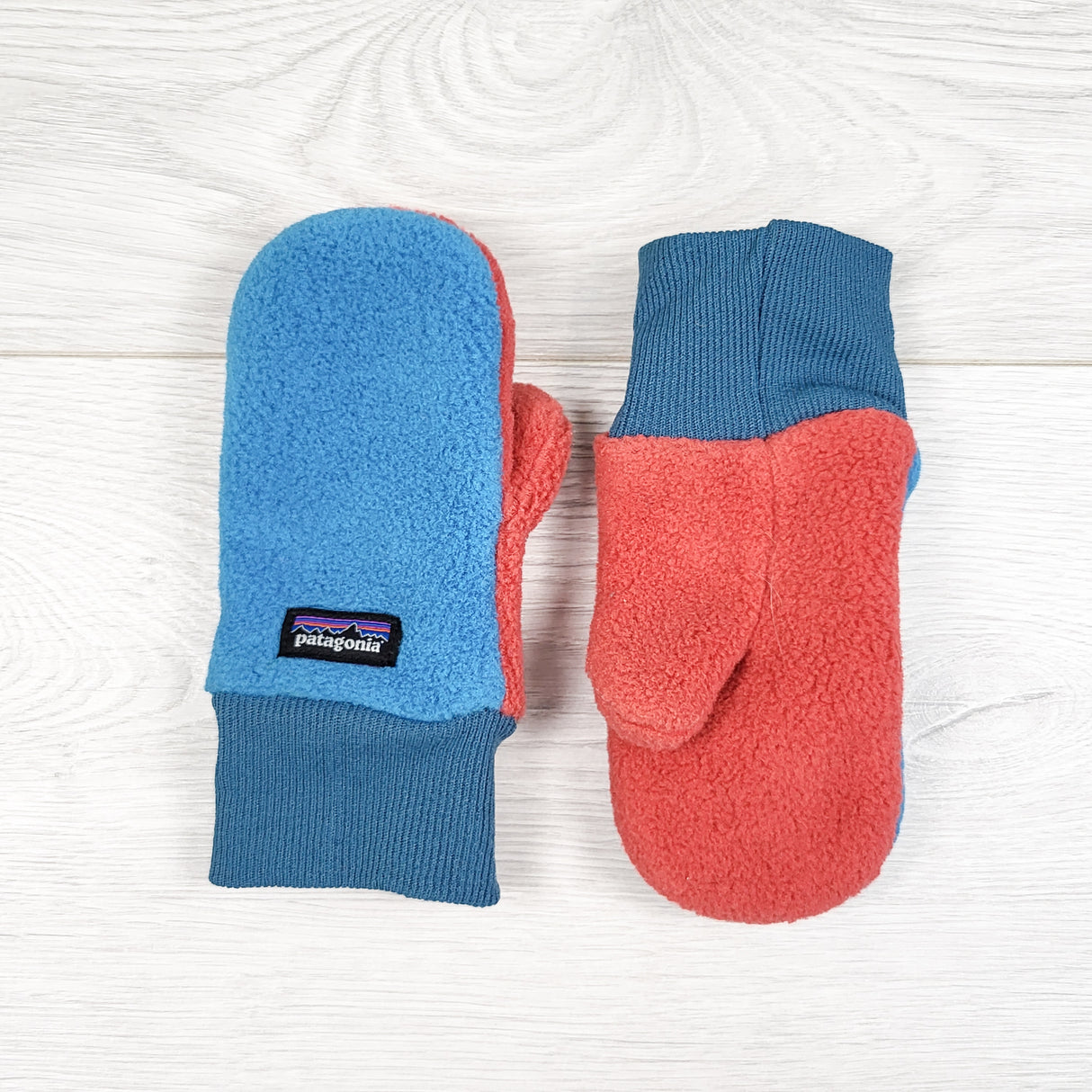 Patagonia "Pita Pocket" fleece mittens. Approx 6-12 months