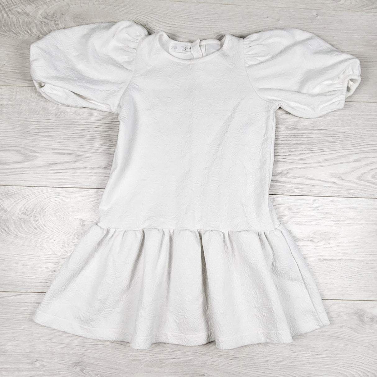Zara white textured puff sleeve dress. Size 4/5T