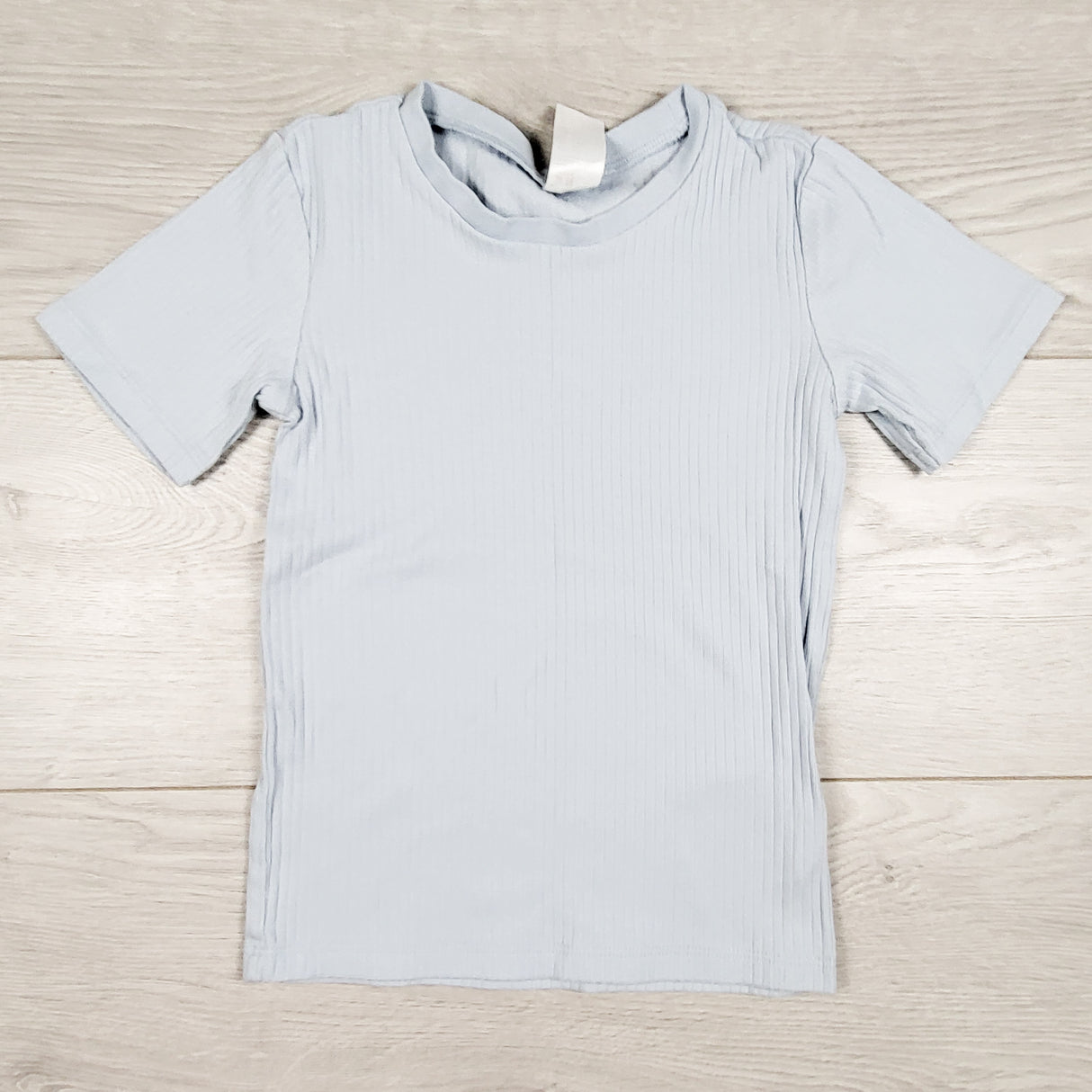 H and M light blue rib knit organic cotton t-shirt. Size 3\4T