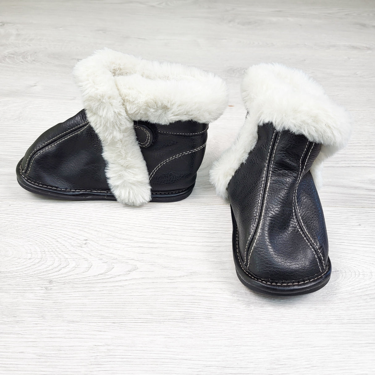 Jack and Lily black leather boots with faux fur trim. Size 30 to 36 months (8)