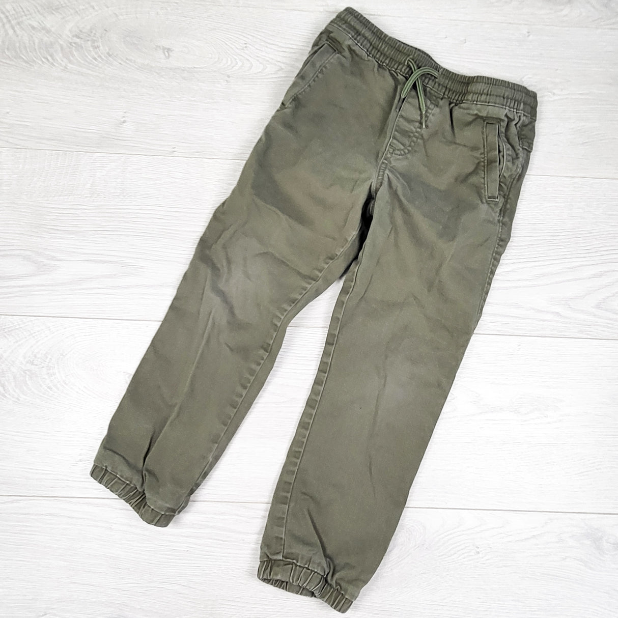 Old Navy green twill drawstring joggers. Size 5T