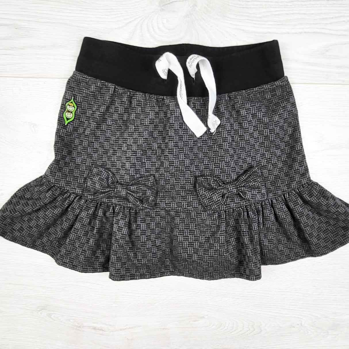 Peekaboo Beans houndstooth pattern skirt with bows. Size 6