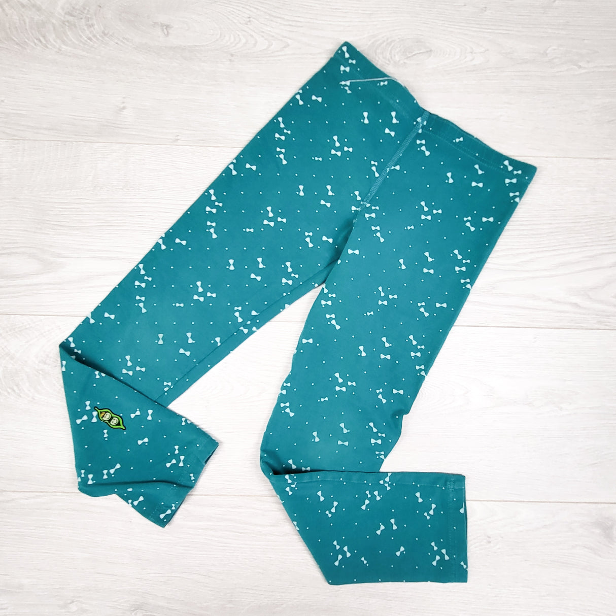 Peekaboo Beans teal leggings with bows. Size 8