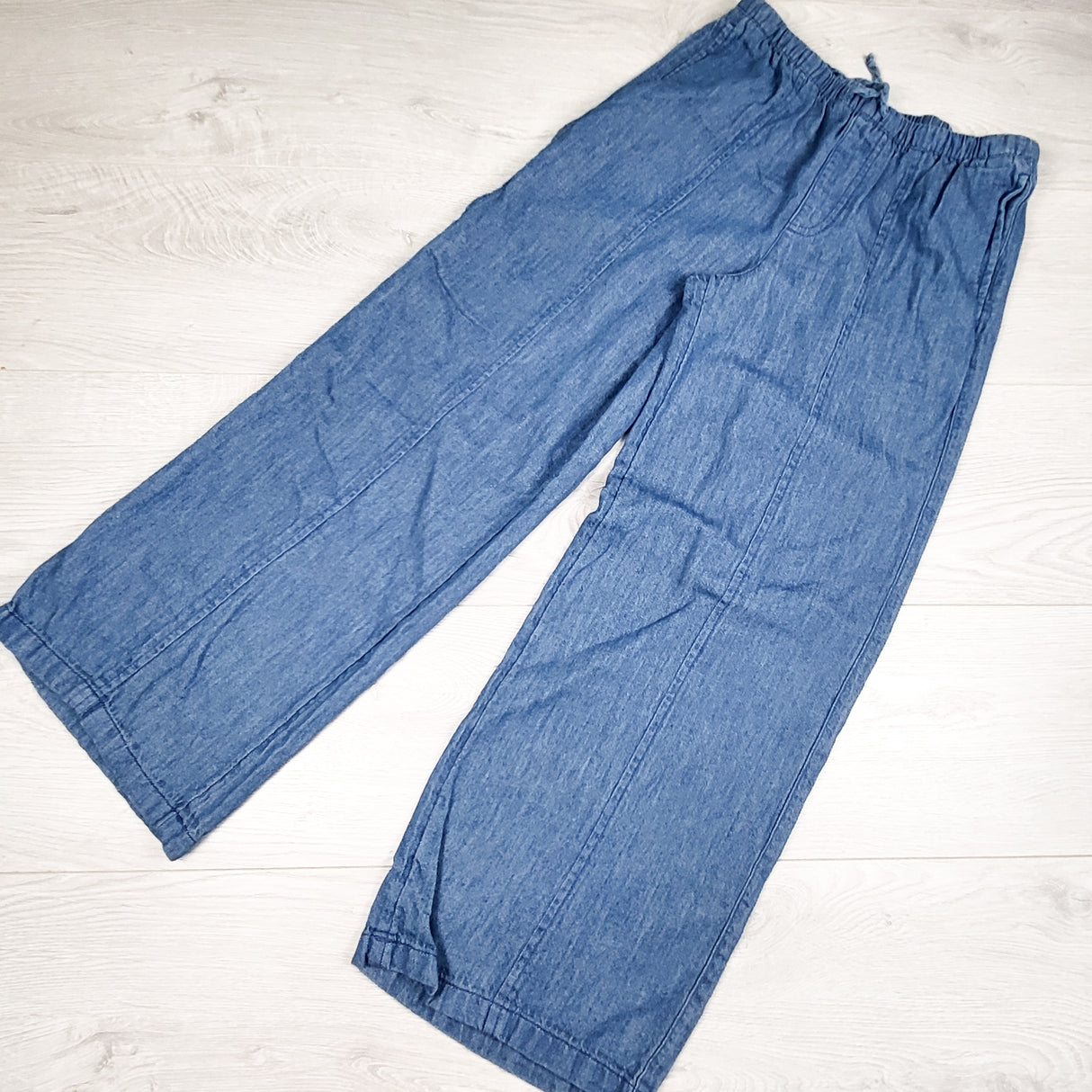 Old Navy lightweight wide-leg denim joggers. Size 10/12