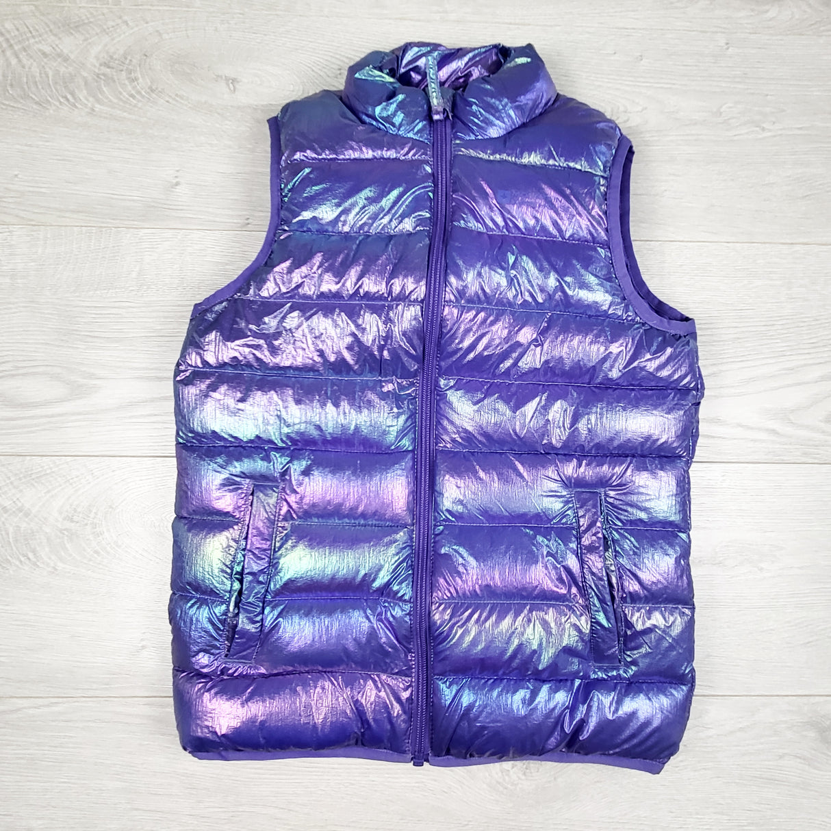 Mountain Warehouse iridescent purple waterproof puffer vest. Size 9/10