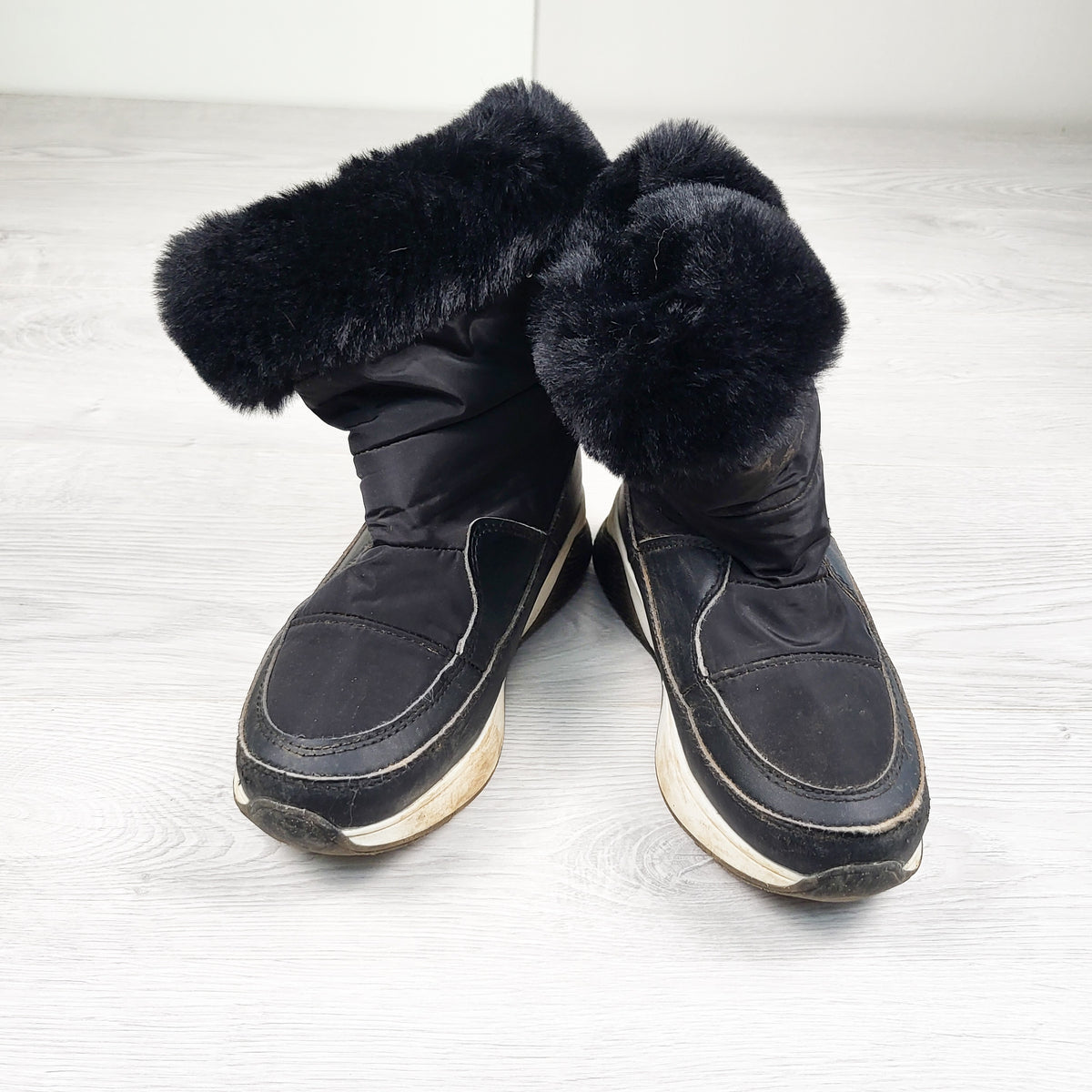 Black snow boots with faux fur trim. Youth size 4 (no shipping)