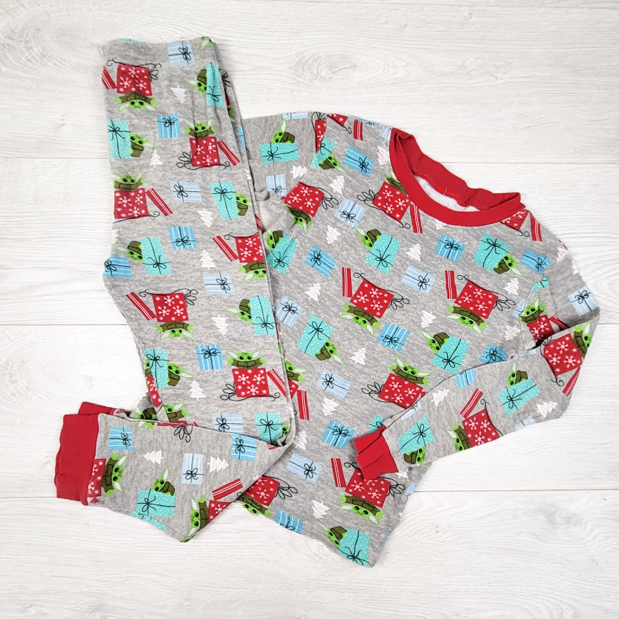 Star Wars grey 2pc holiday PJs with Yoda. Size 10