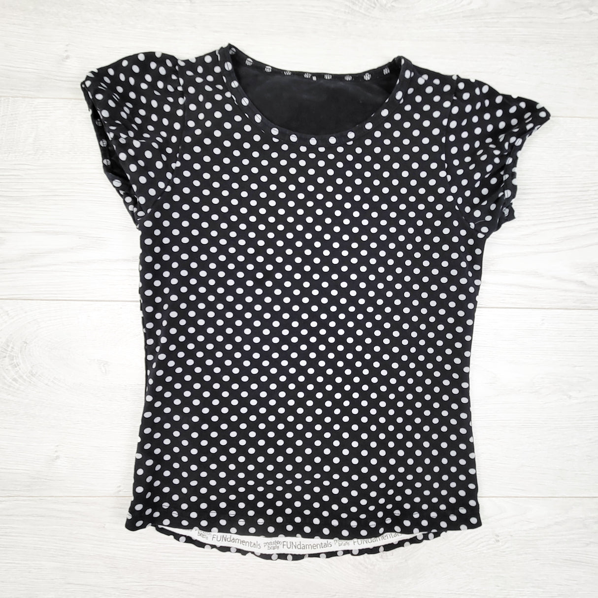 Peekaboo Beans black polka dot t-shirt. Size 6