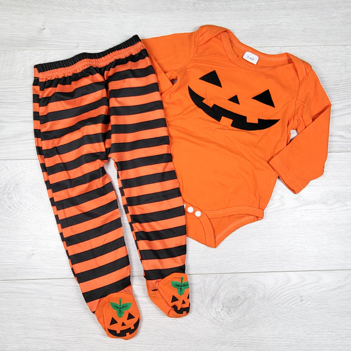 Unbranded 2pc Jack-o-lantern set. Size 3-6 months