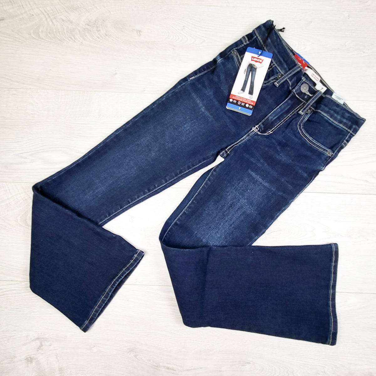 NEW - Levi's flare jeans. Size 7