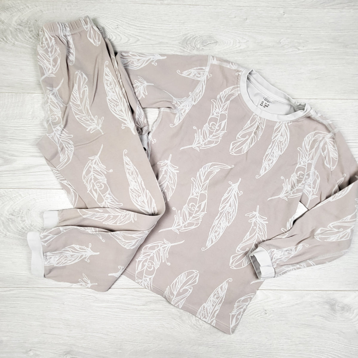 Nest Designs beige feather print 2pc organic cotton PJs. Size 7/8