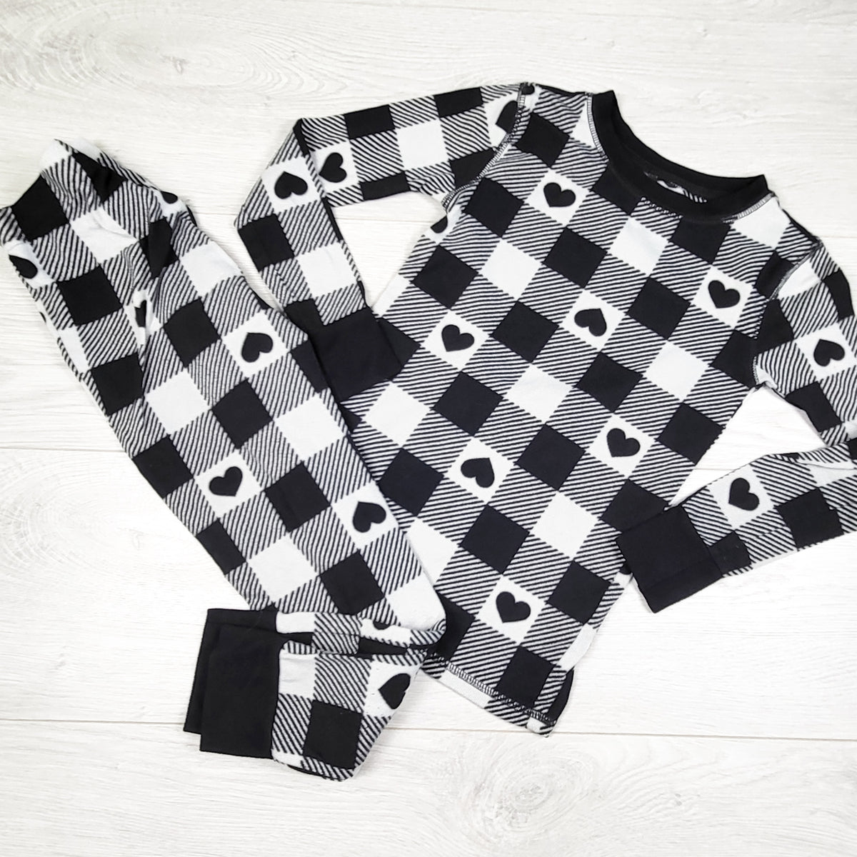 Old Navy black and white plaid knit 2pc PJs. Size 6