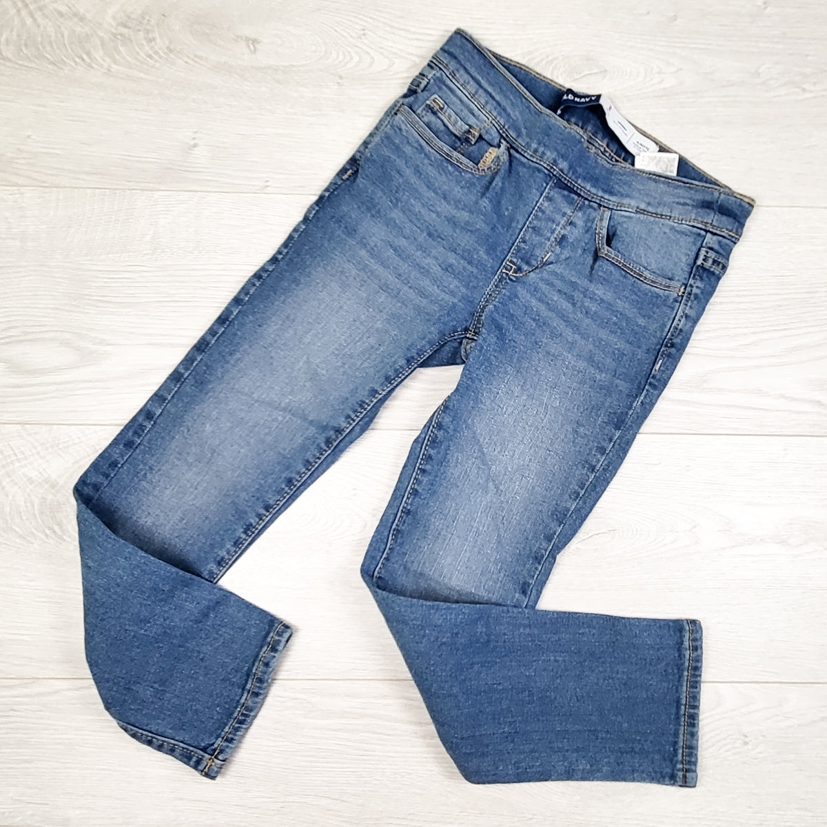Old Navy medium wash pull-on skinny jeans. Size 6/7