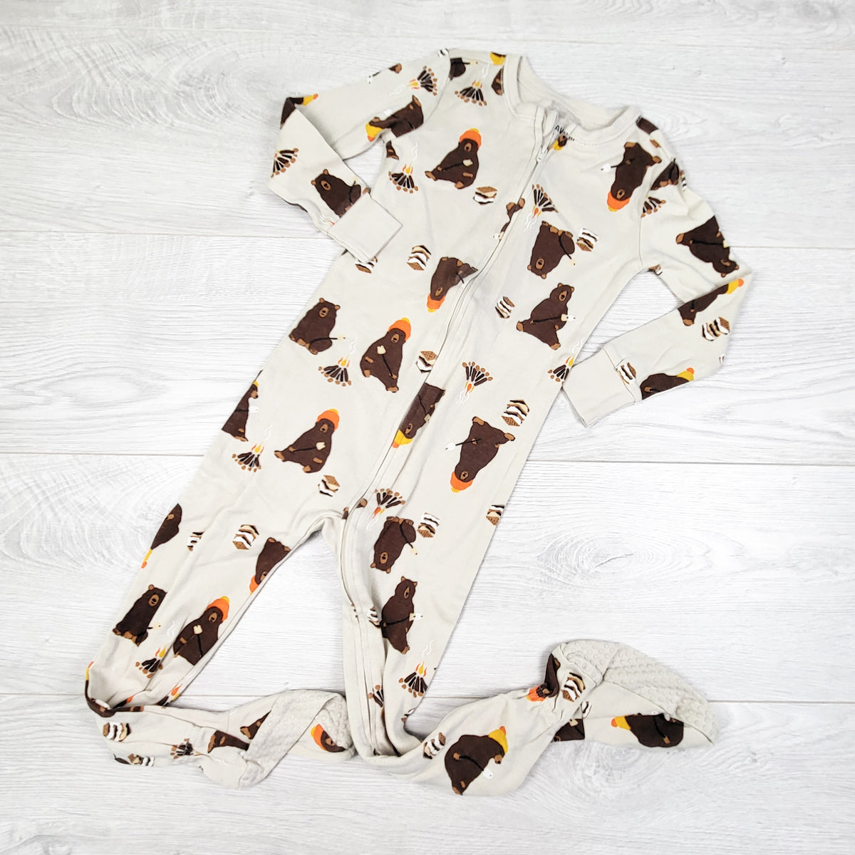 Old Navy zippered cotton sleeper with caming bears. Size 3T