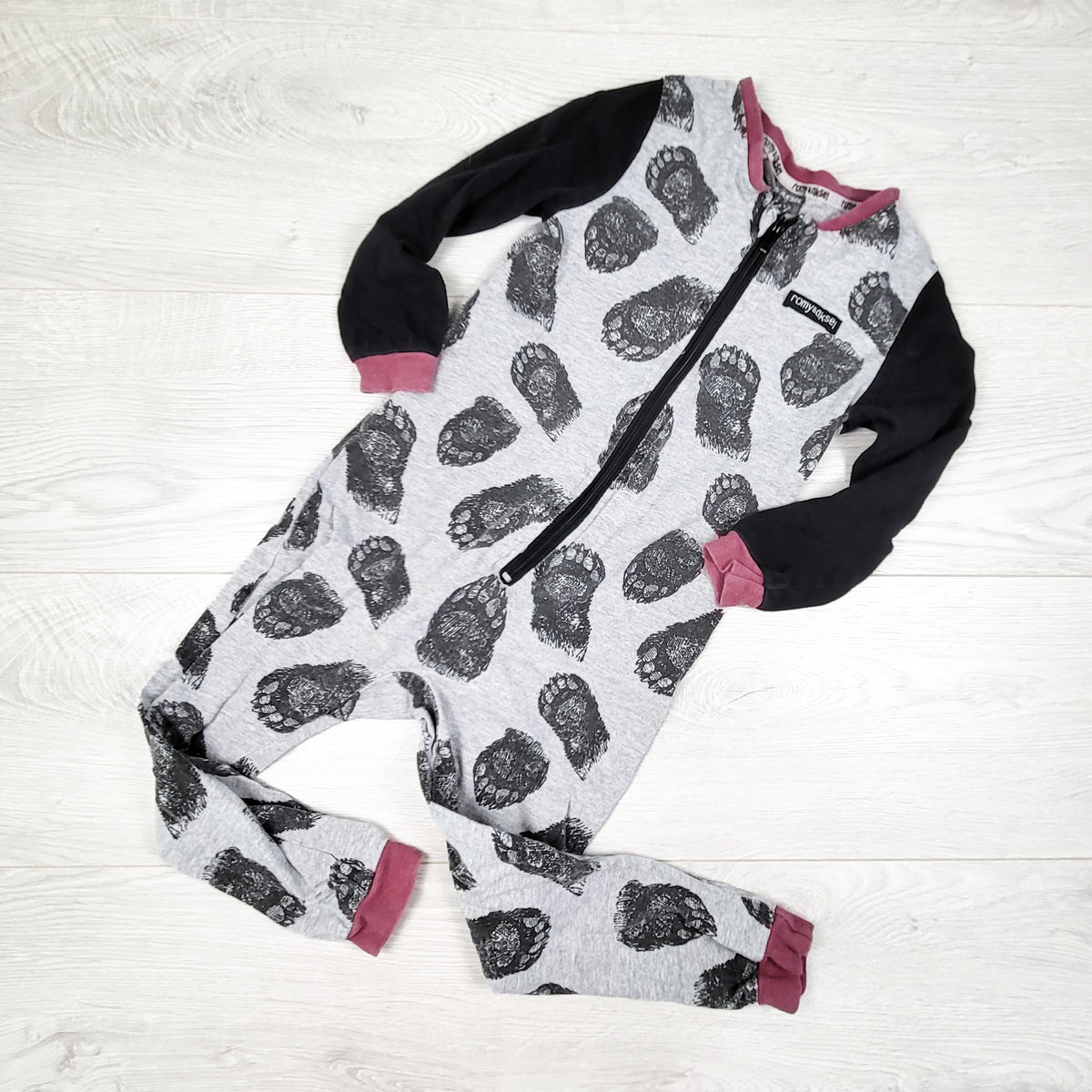 Romy and Askel bear paw print zippered cotton sleeper. Size 3T