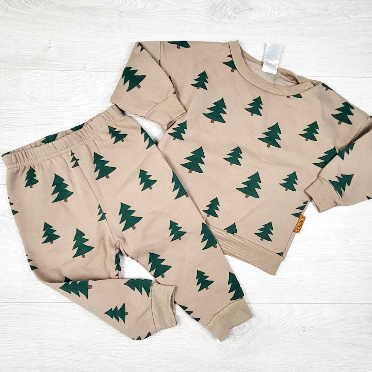 Lila and Jack beige 2pc sweatsuit with trees. Size 12-18 months