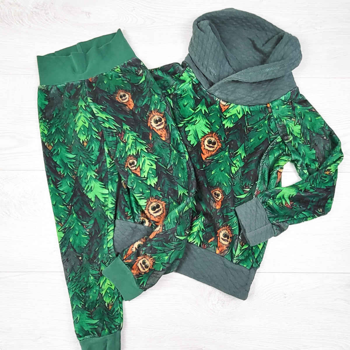 Green plush 2pc set with Bigfoot. Approx size 3/4T