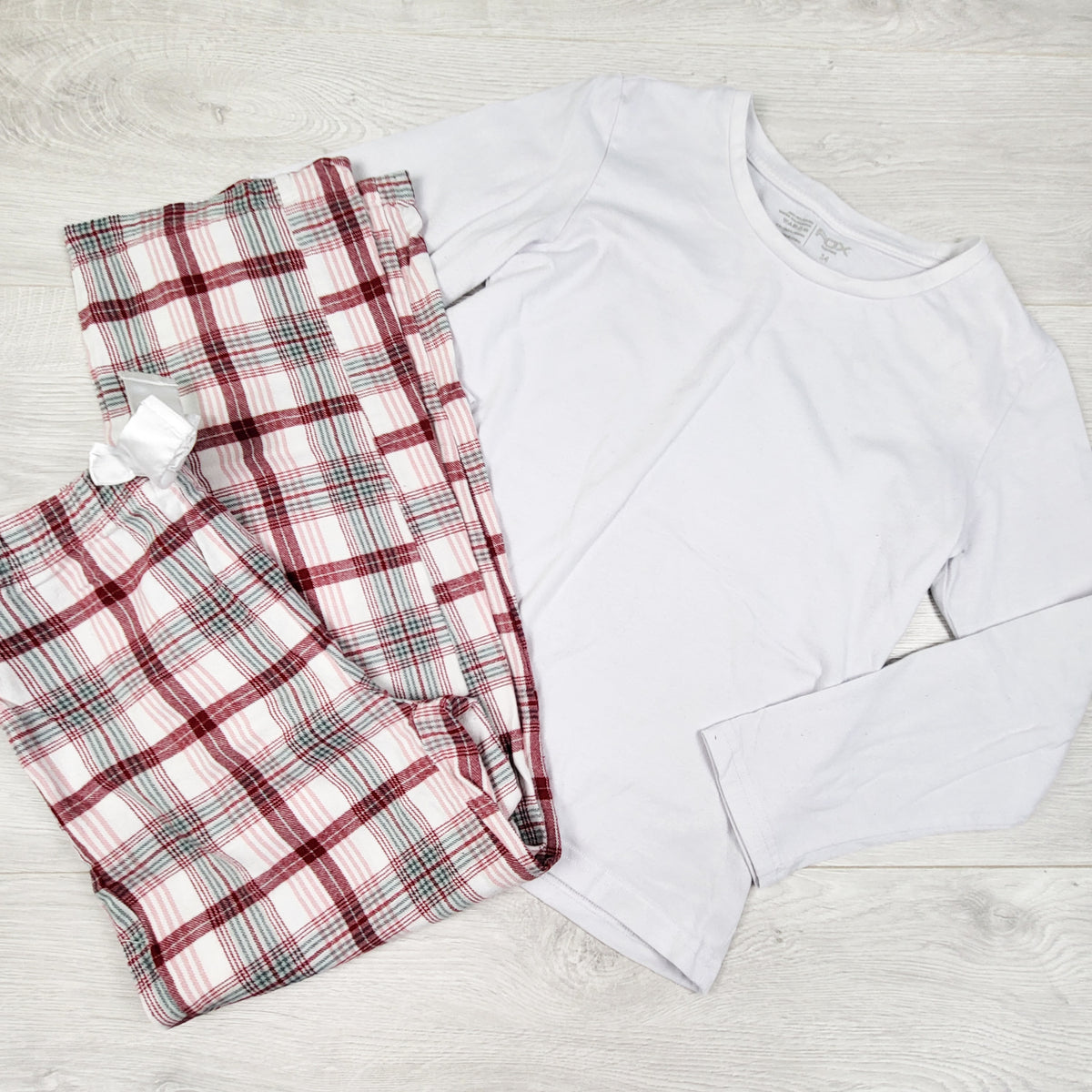 Fox 2pc PJs with plaid pants. Size 14
