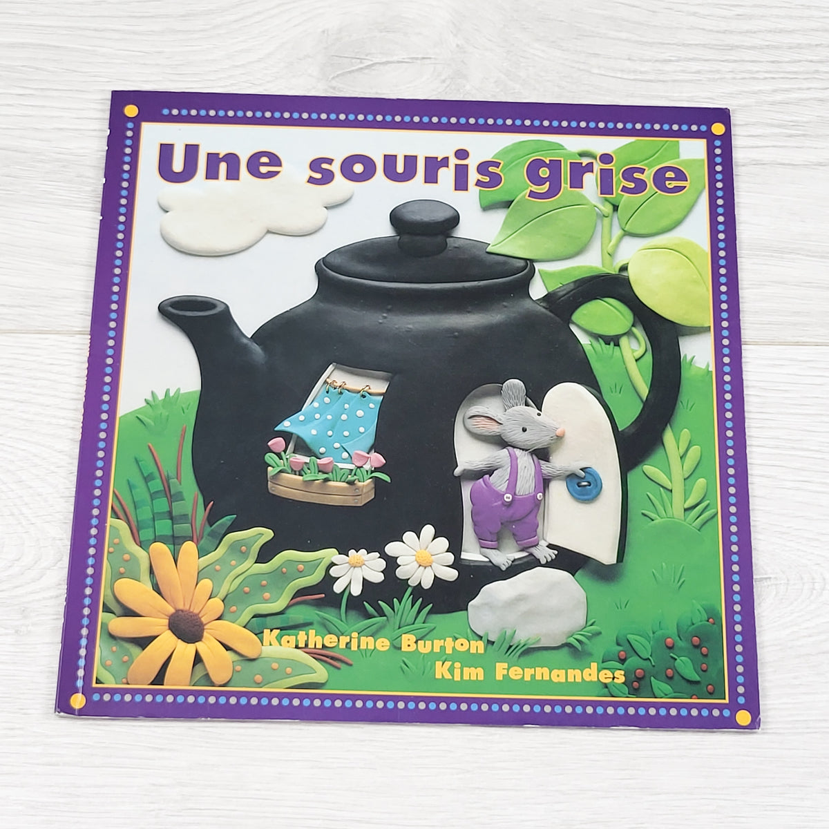 Une Souris Grise. Soft cover French language book