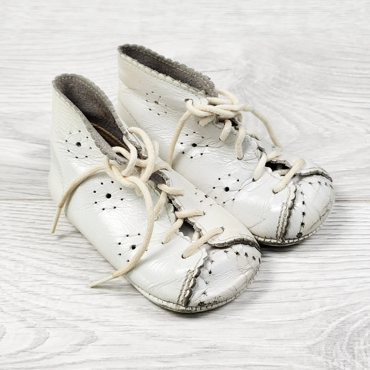 Vintage 1950s La Parisette White Leather Baby Shoes. Approx 0-12 months