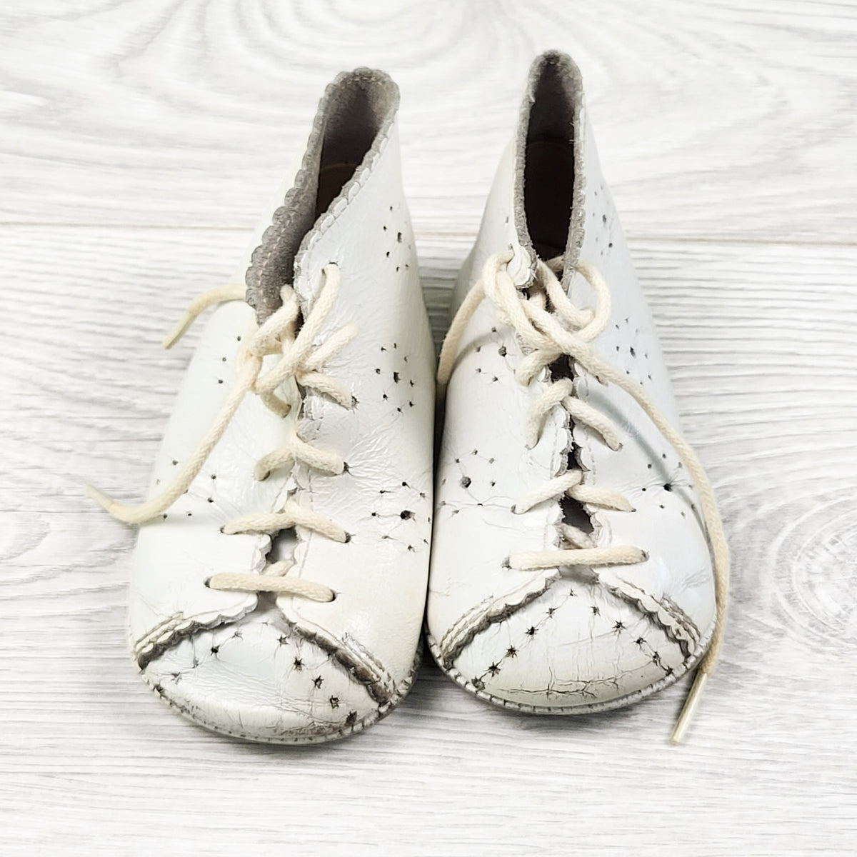 Vintage 1950s La Parisette White Leather Baby Shoes. Approx 0-12 months
