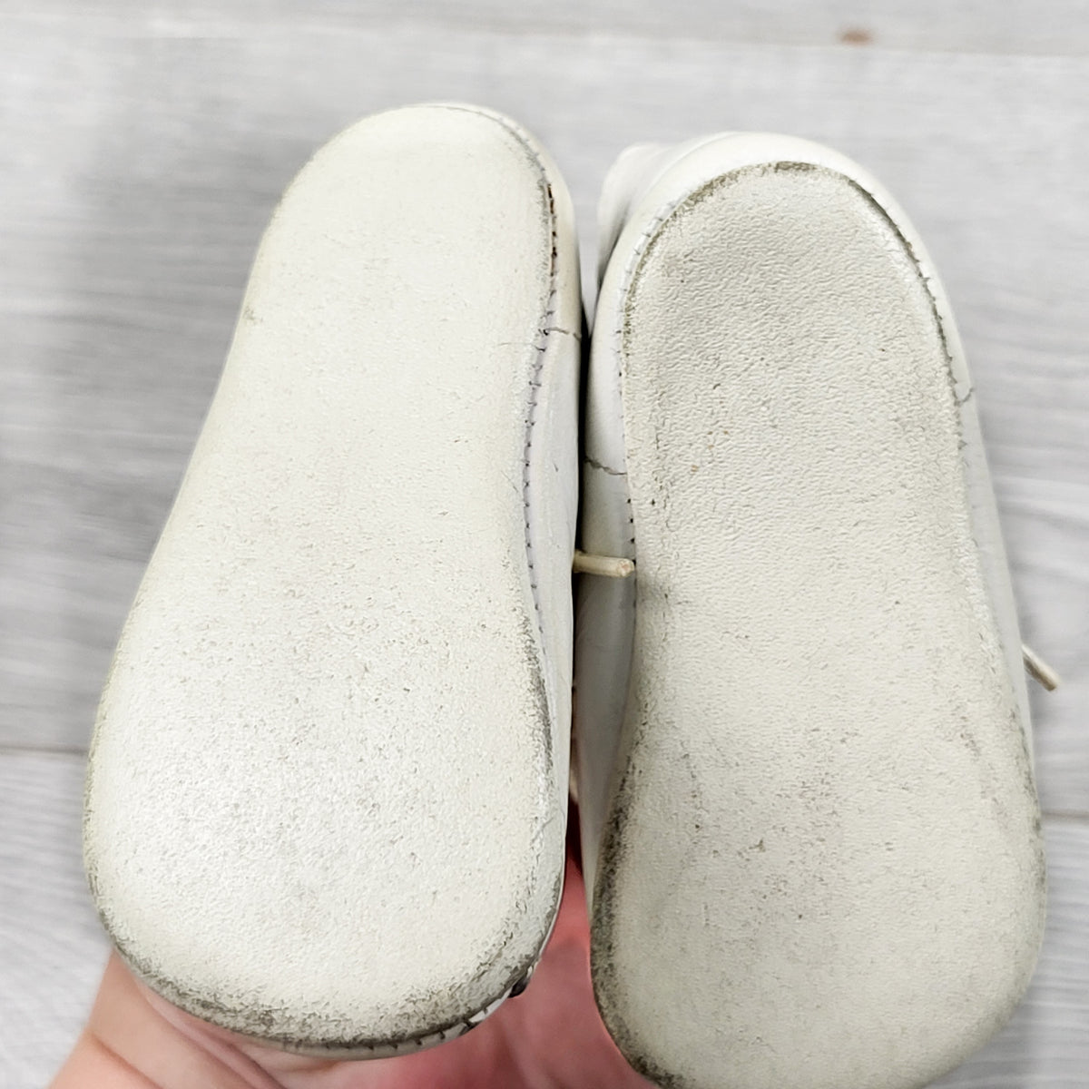 Vintage 1950s La Parisette White Leather Baby Shoes. Approx 0-12 months