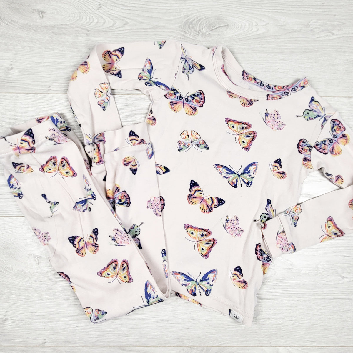 Gap pale pink organic cotton 2pc butterfly print PJs. Size 5T