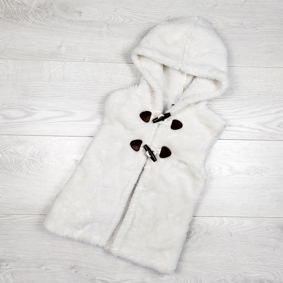 Old Navy white faux fur hooded vest. Size 4T