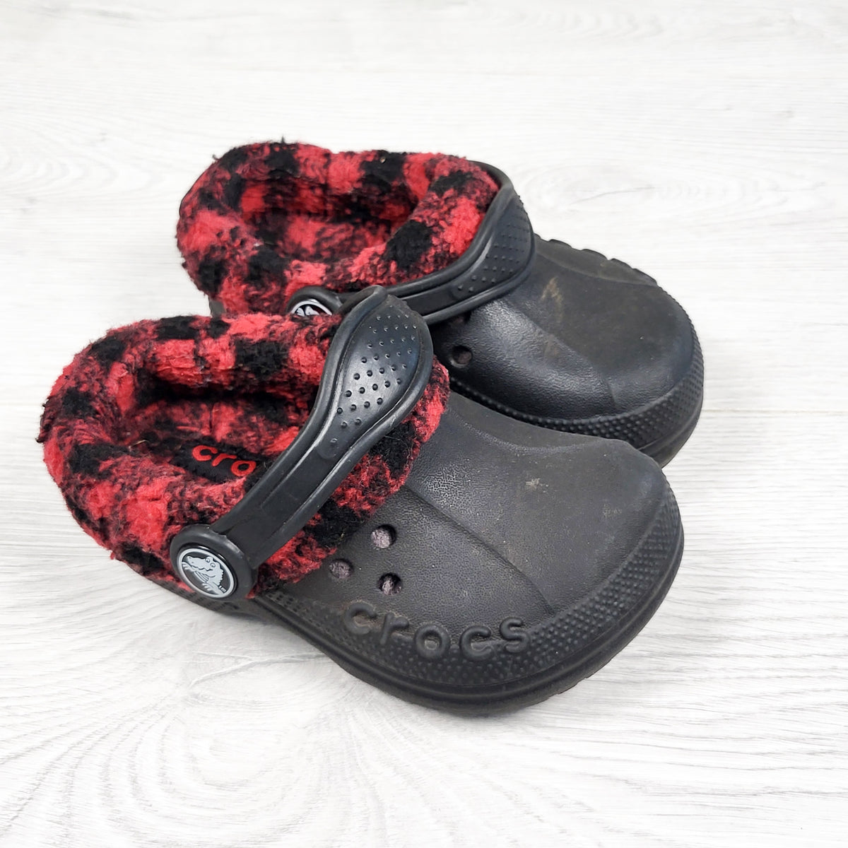 Crocs black sherpa lined clogs. Size 6/7