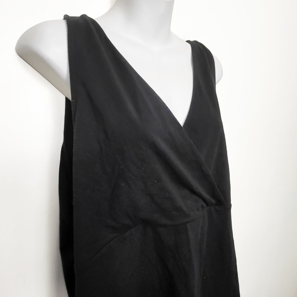 Thyme Maternity Black Sleeveless Crossover Nursing Tank Top. Size XXL