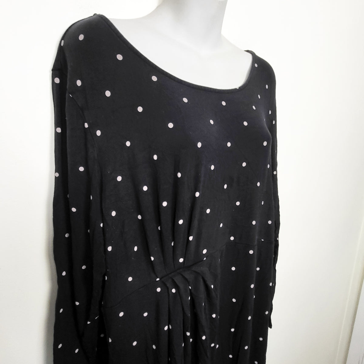 Old Navy black polka dot stretchy maternity dress. Size XXL