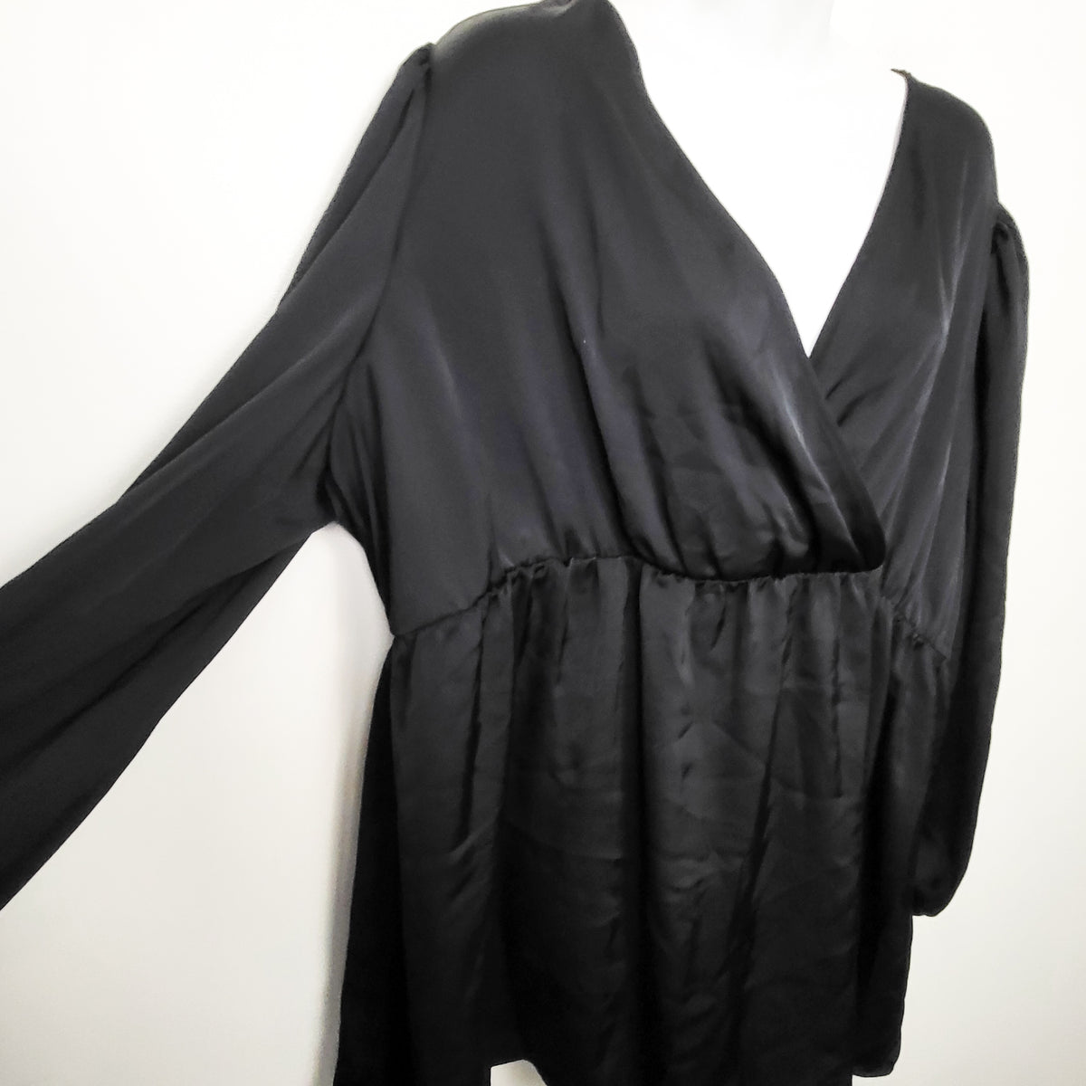Gap black satin long sleeve maternity top. Size XXL