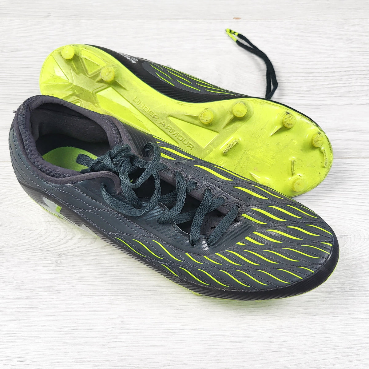 Under Armour Blur Smoke 2.0 MC Football Cleats. Boys size 5 - retail for $150 new