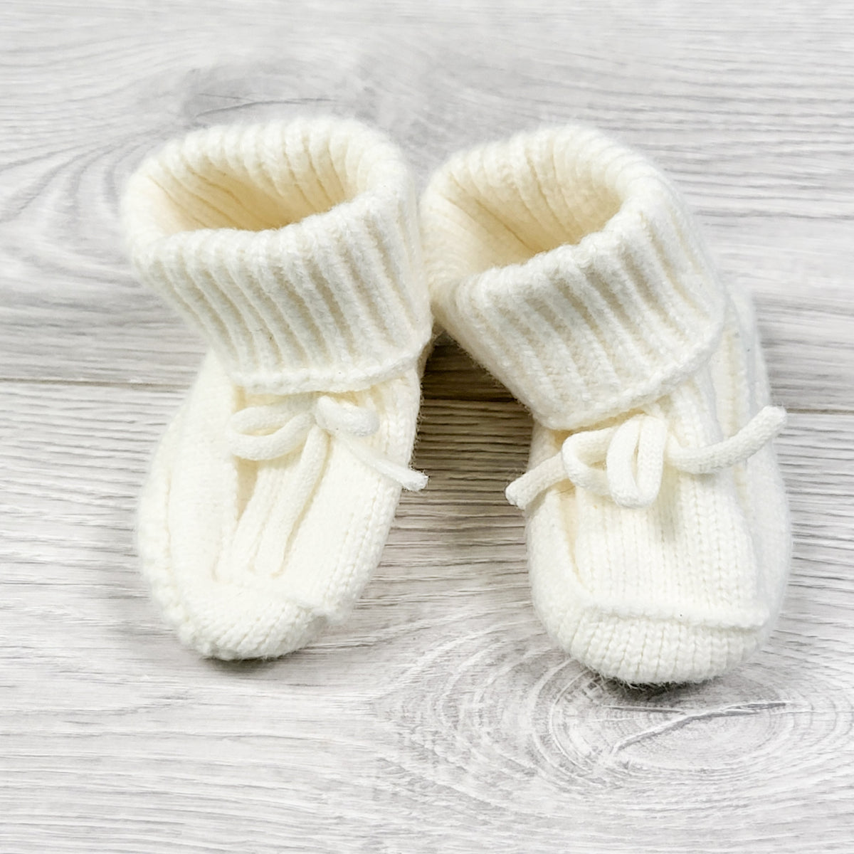 Gap cream coloured knit baby booties. Approx 0-6 months
