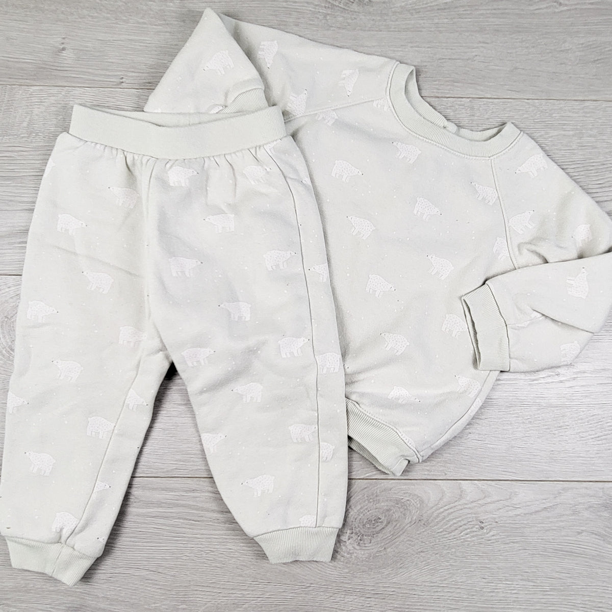 Gap 2pc sweatsuit set with polar bears. Size 18-24 months