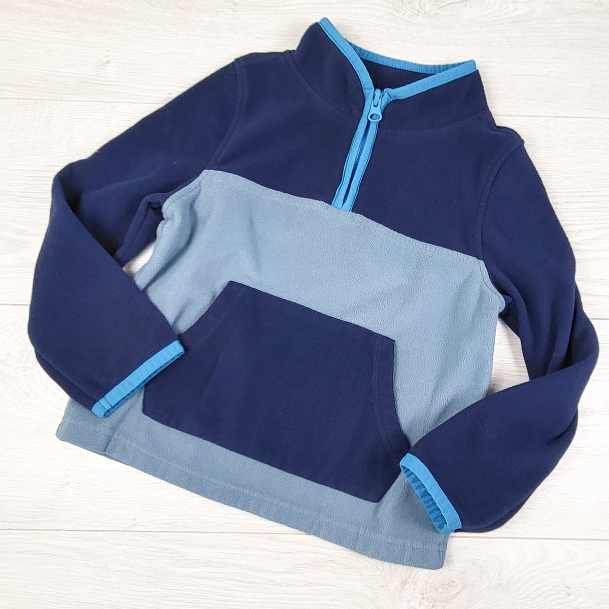 Oshkosh navy and blue pullover fleece jacket. Size 5T