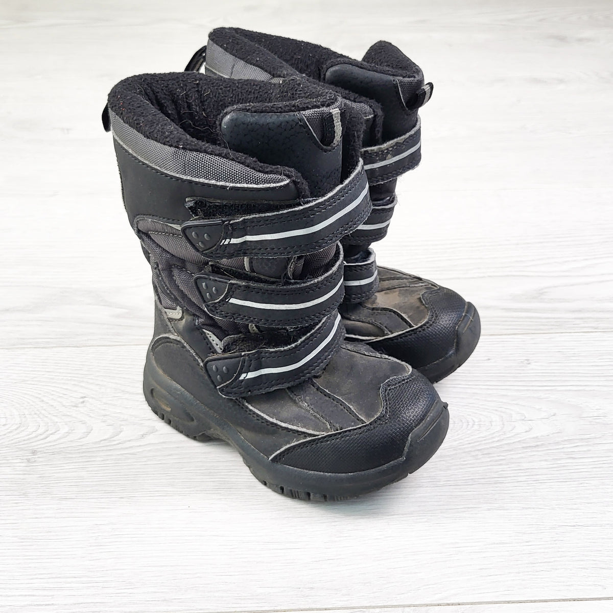 Grey and black snow boots. Size 9 (no shipping)