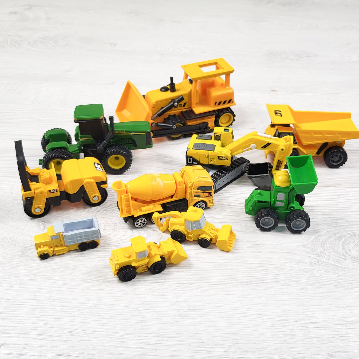 Mixed lot of construction and farm vehicles