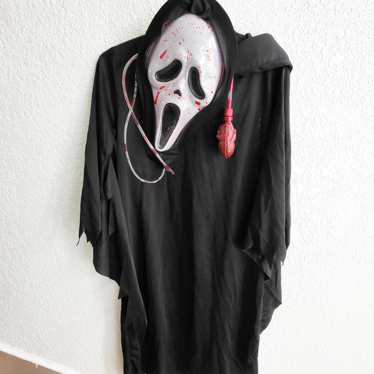 Bleeding Face 2pc Ghost Face costume. Size medium (8ish)