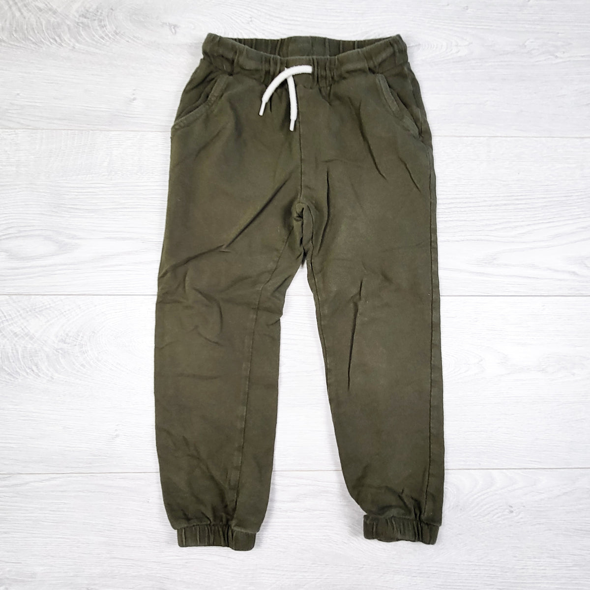 Old Navy olive green drawstring pants. Size 4T