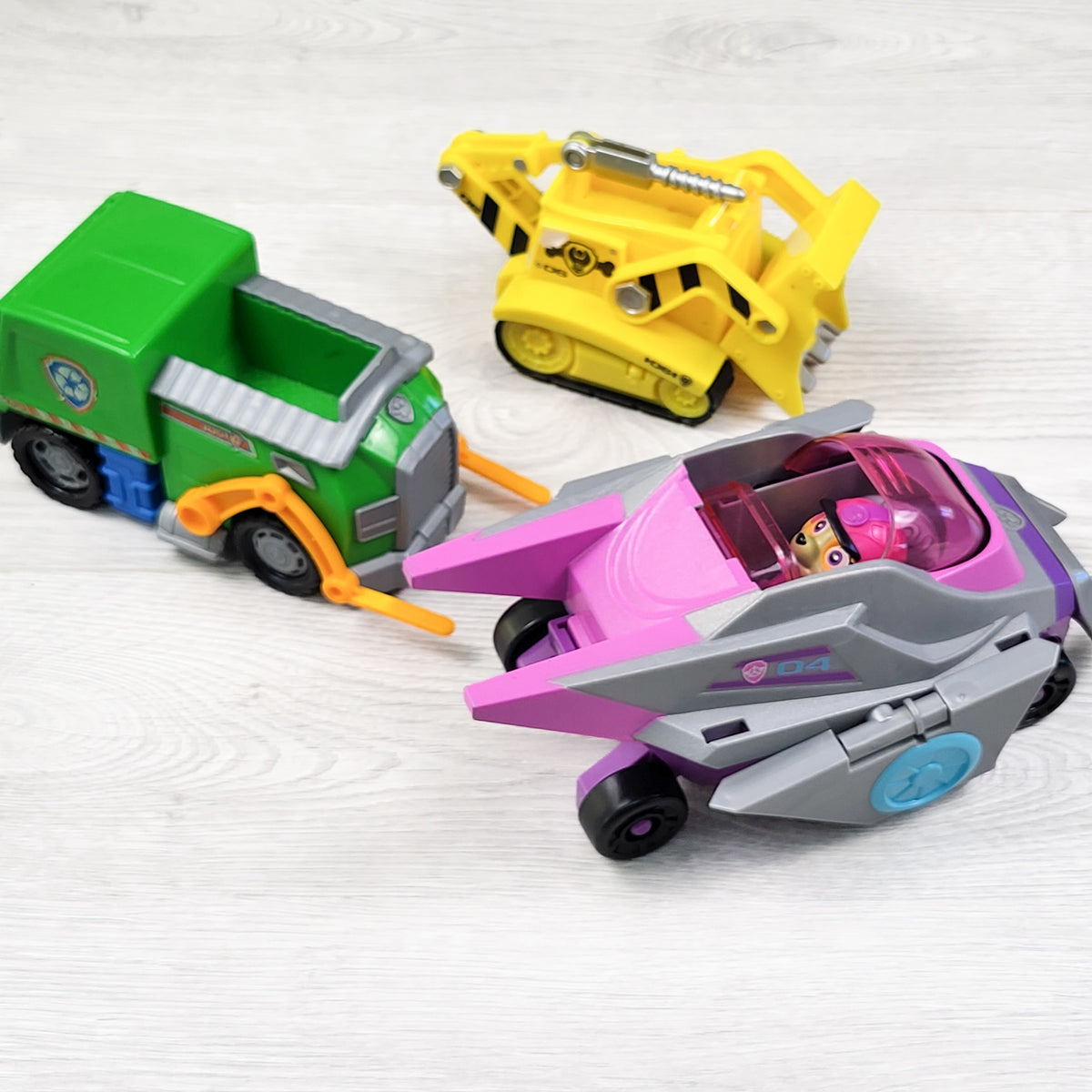 Spin Master Paw Patrol "Big Truck Pups" Deluxe Transforming Toy Vehicles + Skye Figure (no shipping)