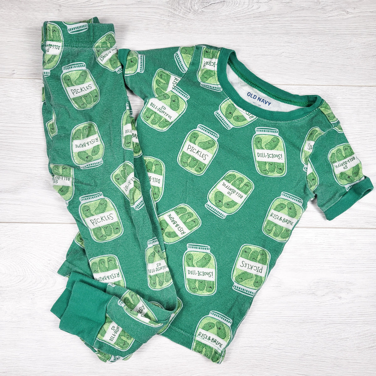Old Navy green 2pc PJs with dill pickles. Size 3T