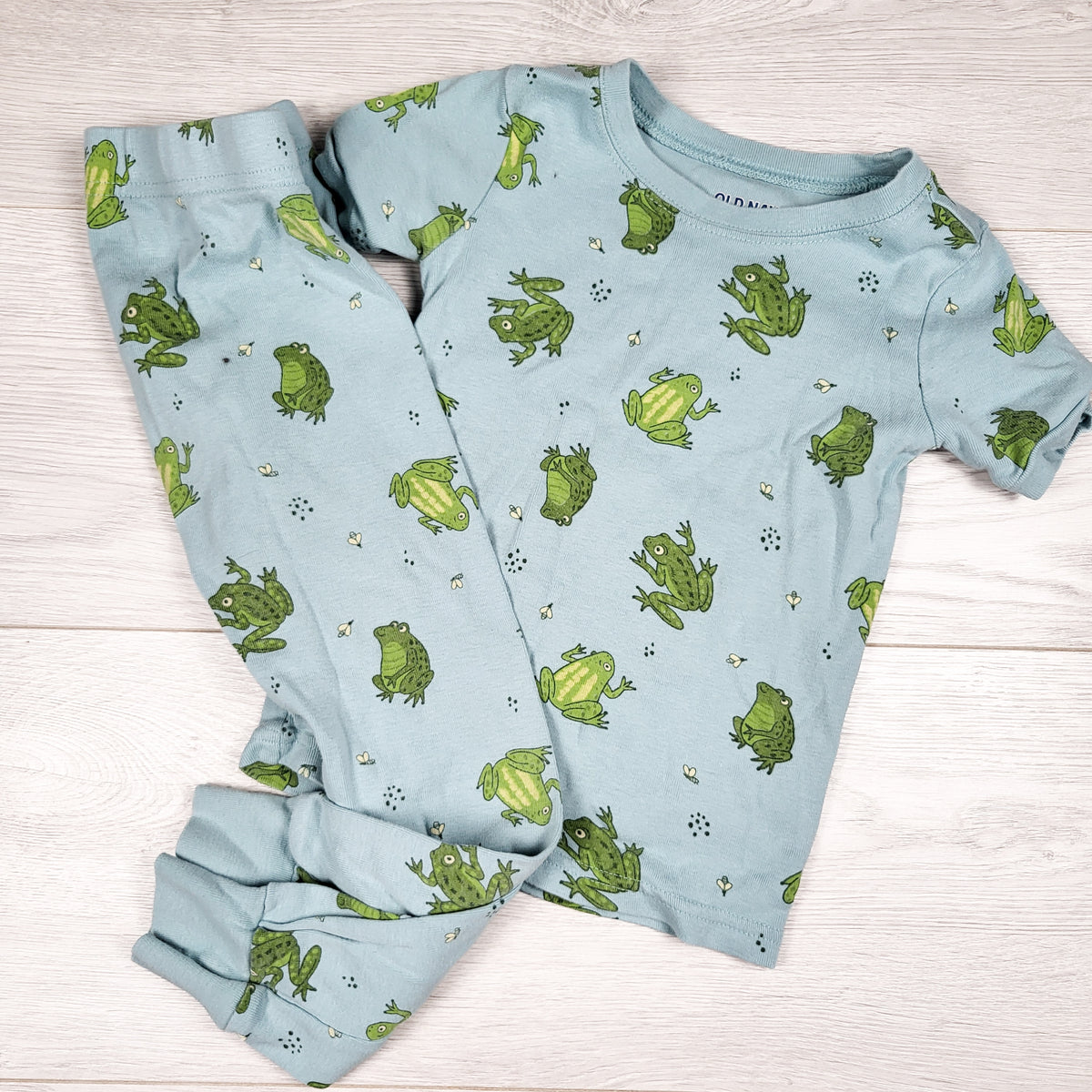 Old Navy blue 2pc PJs with frogs. Size 3T
