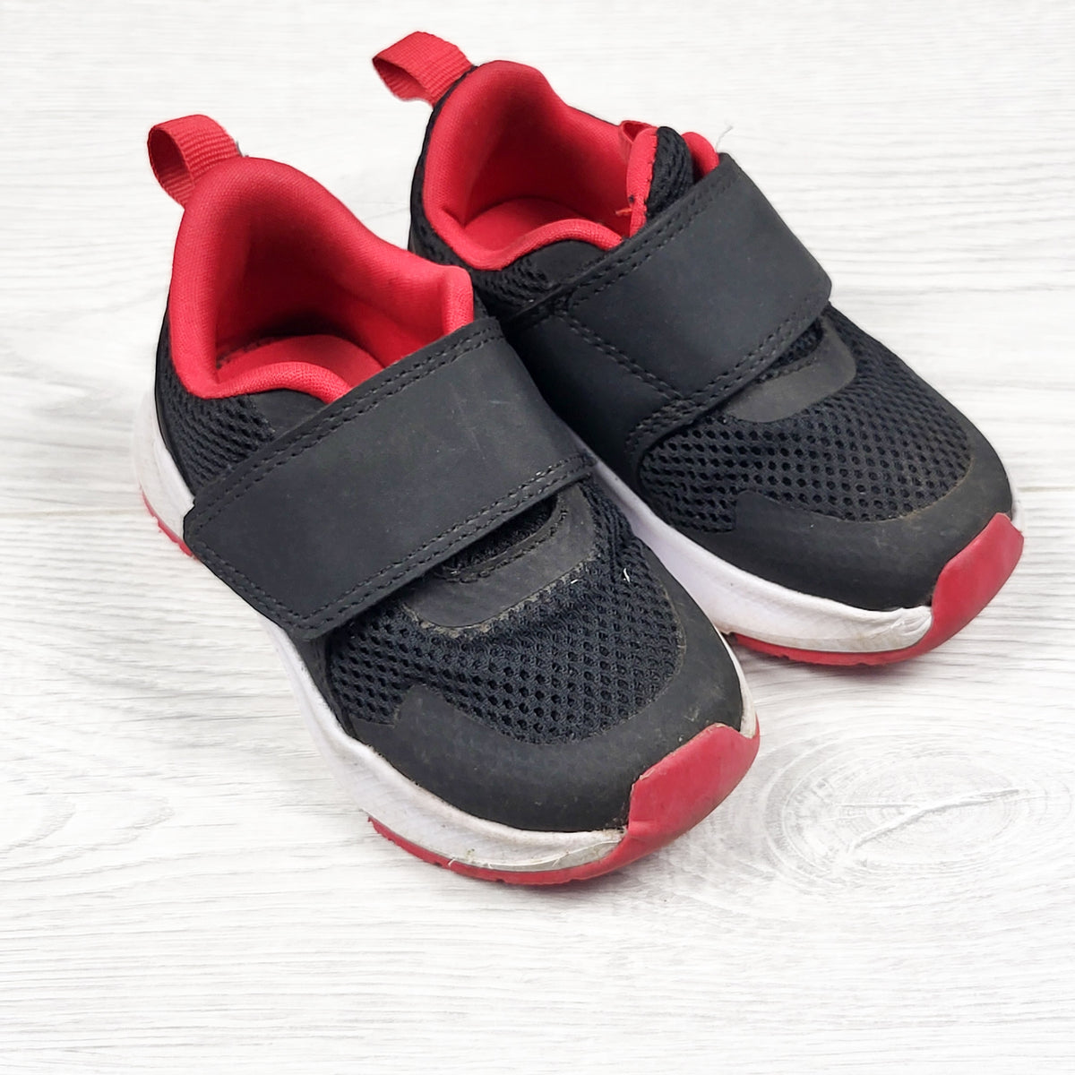 Black and red sneakers. Size 5 (toddler)