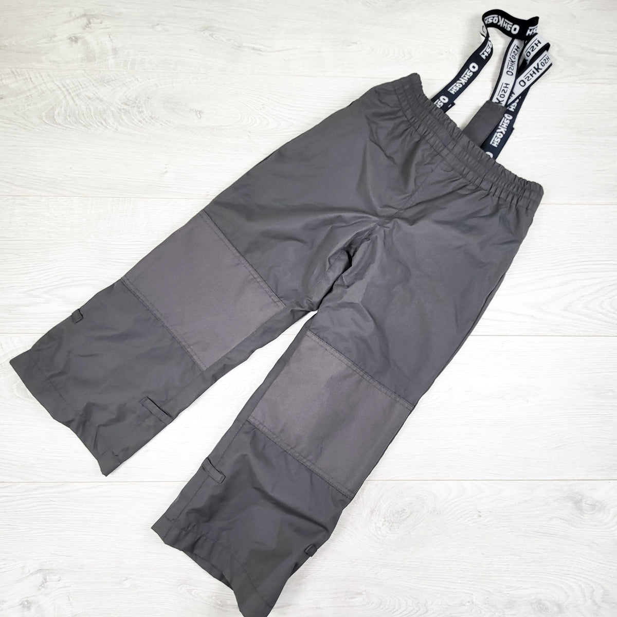 Oshkosh grey fleece lined lighter weight snow / rain pants. Size 5T