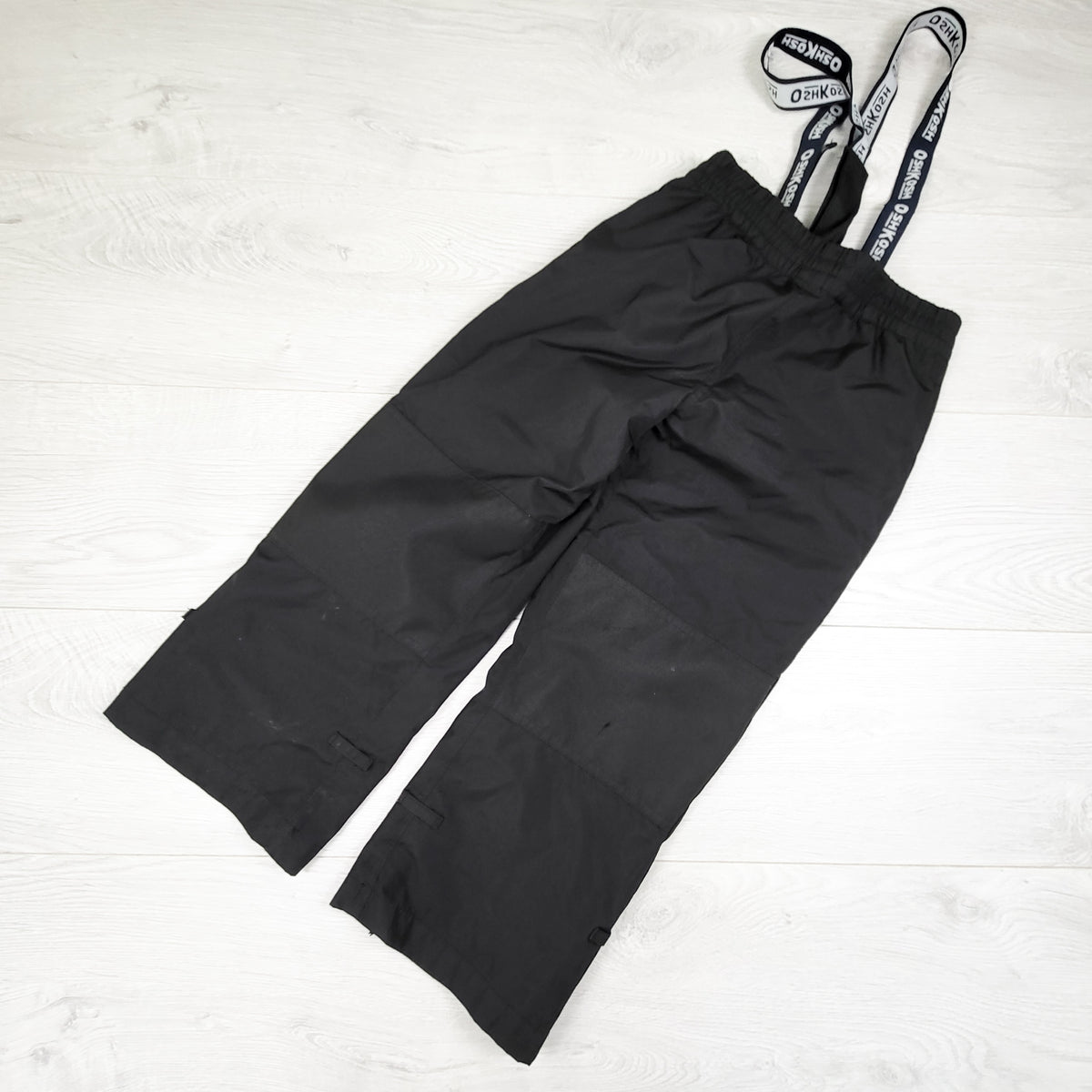Oshkosh black fleecy lined lighter weight rain/ snow pants. Size 6